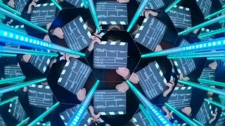 Многократное отражение в зеркалах мини‑фотостойки с голубыми LED‑лентами; кадр показывает эффект калейдоскопа с человеком и световыми гранями.
