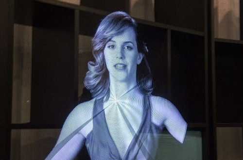 Голографическая проекция женщины на голографическом вентиляторе в тёмной обстановке, демонстрация эффекта живой голограммы для мероприятий и стендов.