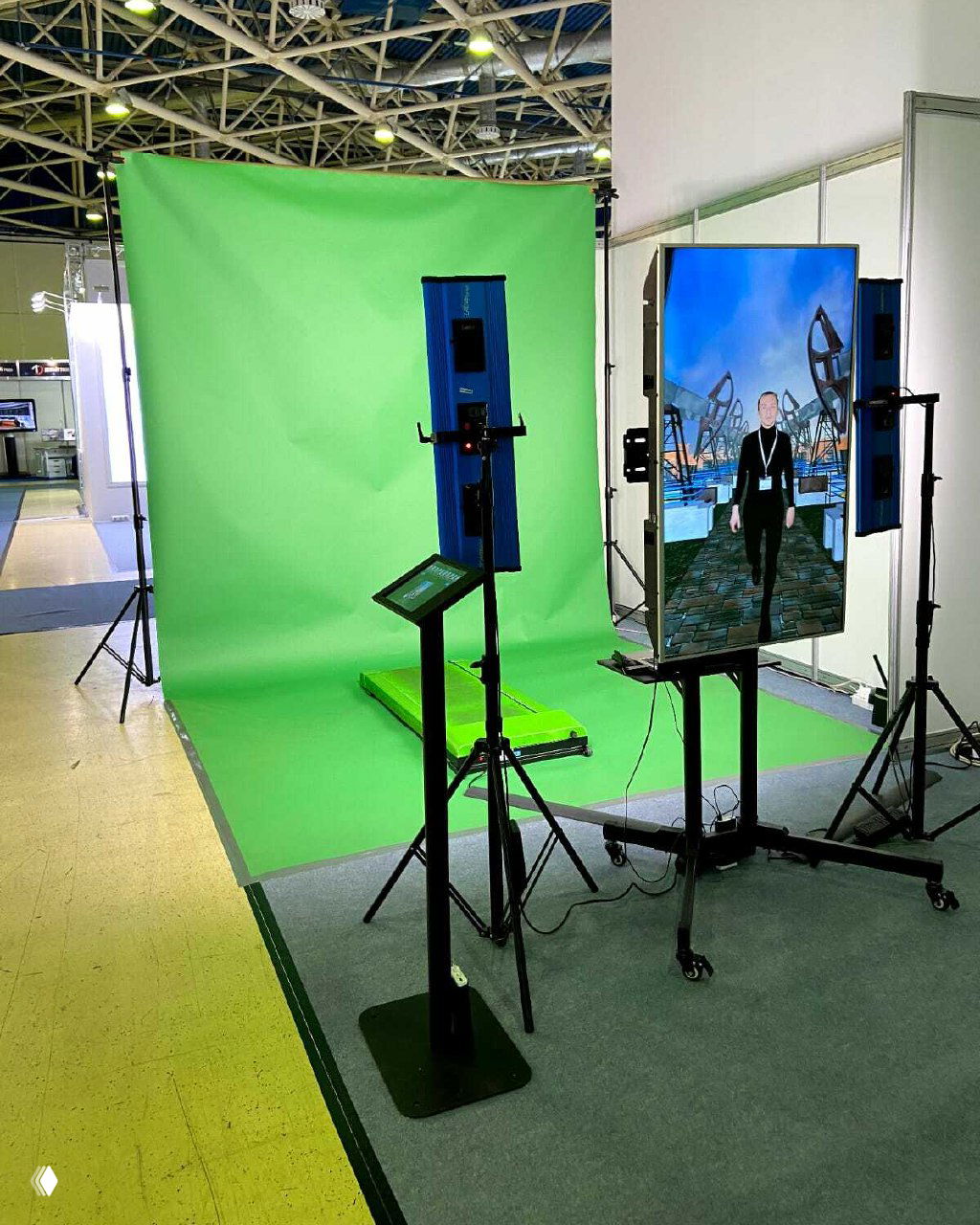 Крупный план установки Selfie Run: зелёная беговая дорожка, стойки для камер и света, экран с примером готового AR‑видео и выставочный интерьер.