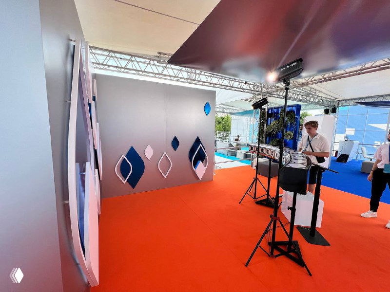 Сцена и аппаратура Bullet Time 3D: стойки с камерами, подсветка и стенд на красном ковре в зоне VK Fest 2023.