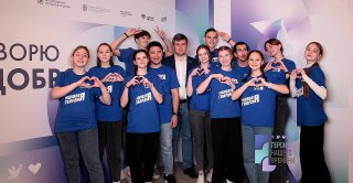 Группа гостей в брендированных футболках позирует у 3D-фотозоны Bullet Time на мероприятии — демонстрация работы арендуемой установки.