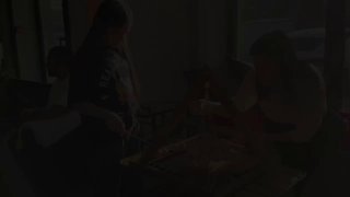 Группа людей играет в деревянные крафтовые настольные игры за столом на мероприятии — пример аренды игр от МосФотобудка.