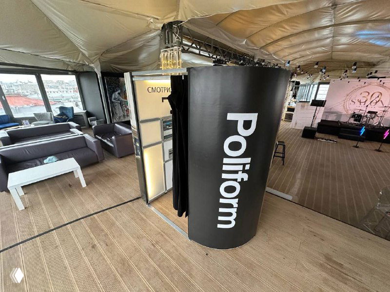 Черная цилиндрическая классическая фотобудка с шторкой и брендингом «Poliform» в зоне мероприятия — вид снаружи.