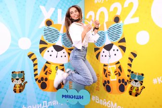 Человек в прыжке на ярком брендированном фоне с тигрёнком; кадр Bullet Time, демонстрация интерактива для мероприятий.