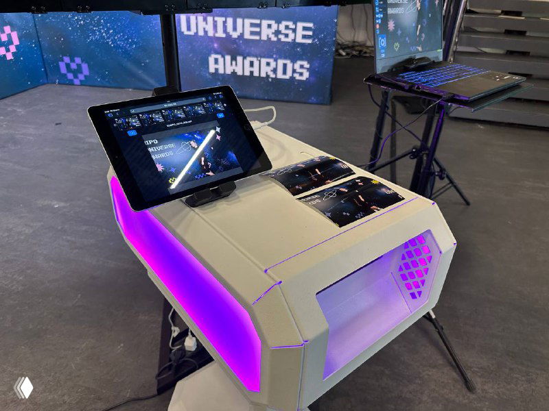 Модуль печати и контроллер фотозоны: белый корпус с фиолетовой подсветкой, сенсорный планшет и лоток для печати 10×15 см — часть Bullet‑Time оборудования.