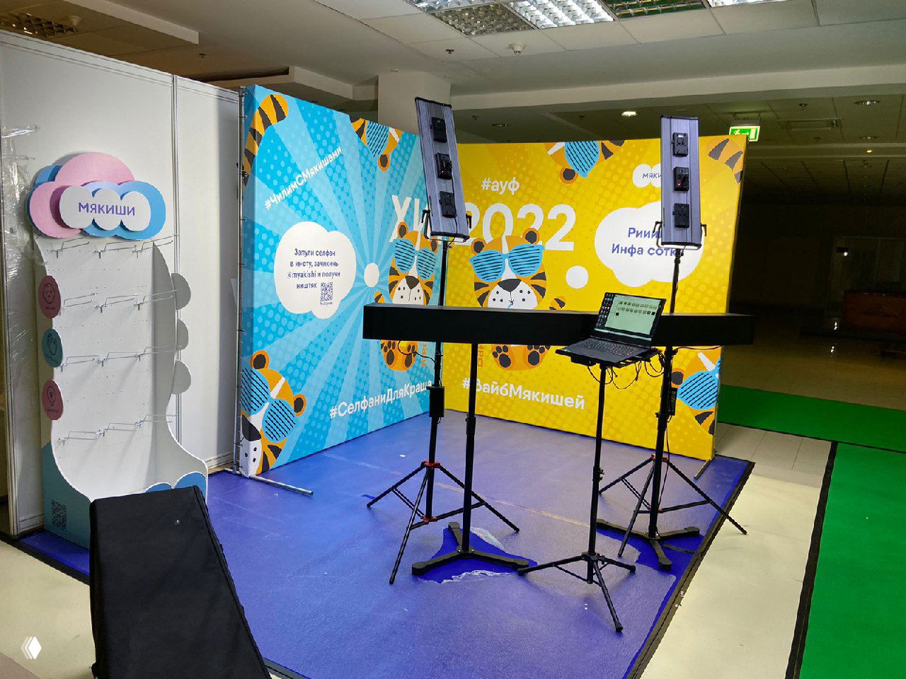 Сцена Bullet Time с платформой, стойками, ноутбуком и брендированными фонами; готовая фотозона для выставки или корпоративного стенда.