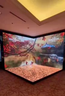 Угловая LED-фотозона в помещении: большой панорамный экран и пол-экран с изображением осеннего пейзажа, пример оформления мероприятия.