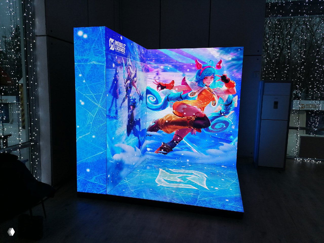 Угловая LED‑фотозона в интерьере: объёмная угловая конструкция с яркими динамическими изображениями и графикой на боковых панелях для мероприятия