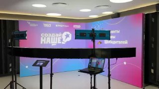 Фотооборудование в демонстрационной 3D-фотозоне: фон с подсветкой, стойки с камерами Bullet‑Time, мониторы и печатный модуль для моментальной выдачи снимков.