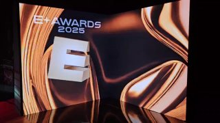 Фрагмент LED-экрана с золотистым абстрактным фоном и надписью «E AWARDS 2025», пример оформления фотозоны на событии.