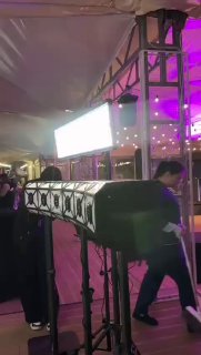 Компактная установка Bullet‑Time/3D‑фотостойка на мероприятии в шатре с фиолетовой подсветкой; видно стойку камер и технику для съёмки 3D‑селфи