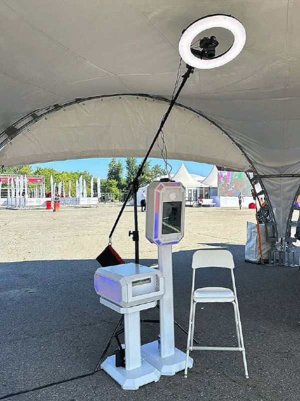Мобильная фотозона Little Planet: стойка с камерой и кольцевым светом, рядом принтер и стул под шатром на площадке мероприятия.