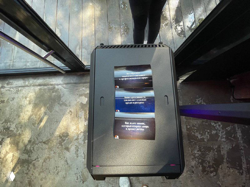 Вид сверху на рабочую панель и лоток с напечатанными карточками‑посланиями; несколько полосок бумаги с текстом и явным местом для брендирования.