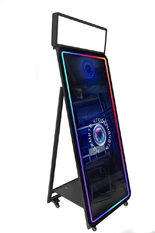 Стильное селфи‑зеркало в полный рост с подсветкой и верхним световым экраном на нейтральном фоне, демонстрация дизайна и формы стойки.