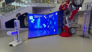 Широкий ракурс LED‑зоны и белой фотостойки на полу, видно оформление для мероприятия «Выпускной 2025», пространство для съёмки гостей