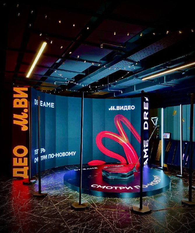 Общий вид фотозоны Spinner 360: круглое основание, стеклянные ограждения и вертикальные LED‑панели с брендингом и неоновым декором.