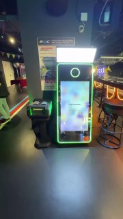 Селфи‑зеркало Hi‑Tech на мероприятии: вертикальная панель со светящейся рамкой, сенсорный экран и боковой модуль‑принтер для мгновенной печати брендированных фото.