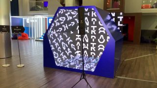 Восьмиугольная фотозона «Калейдоскоп» в помещении: LED‑экраны и зеркала, формирующие калейдоскопический световой эффект, зона для селфи и видео.