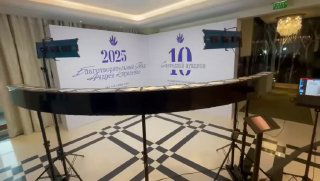 Риг фотозоны Bullet Time в банкетном зале: дуга с 18 камерами на штативах, экран с логотипом аукциона «Кириленко‑детям», подготовлено под ключ