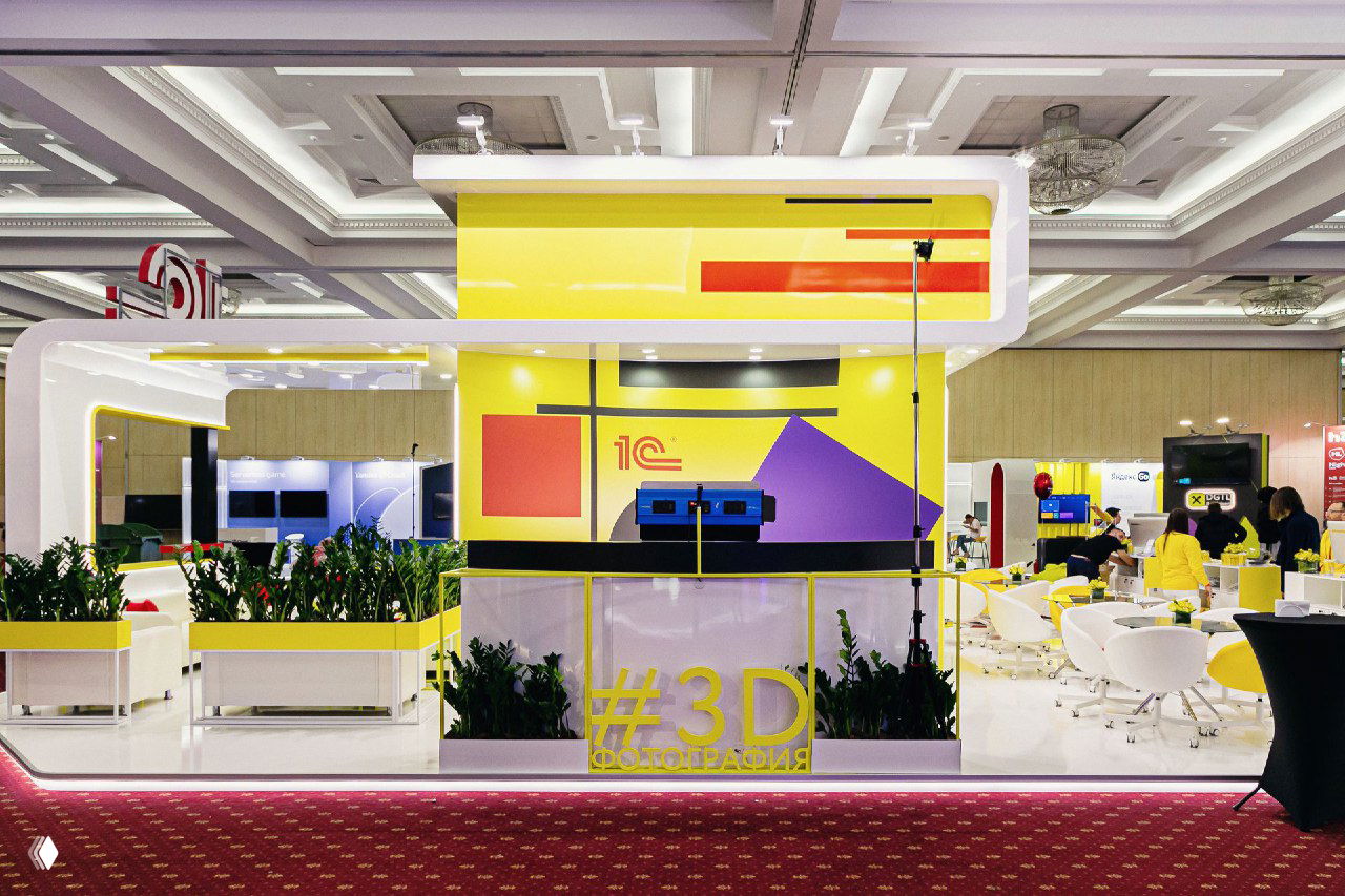 Выставочная фотозона Bullet Time с ярко‑жёлтым и белым оформлением, неоновыми акцентами и зоной для гостей на корпоративном мероприятии.