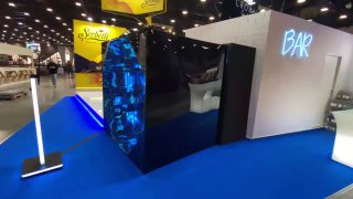 Интерактивная фотозона «Калейдоскоп» с LED‑экраном и зеркальными панелями на выставочном стенде — демонстрация оформления для мероприятий.