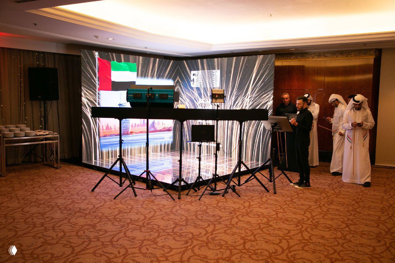 Инсталляция 3D фотозоны Bullet Time в банкетном зале: штативы, прожекторы и яркая LED‑панель, техника и люди у стойки.