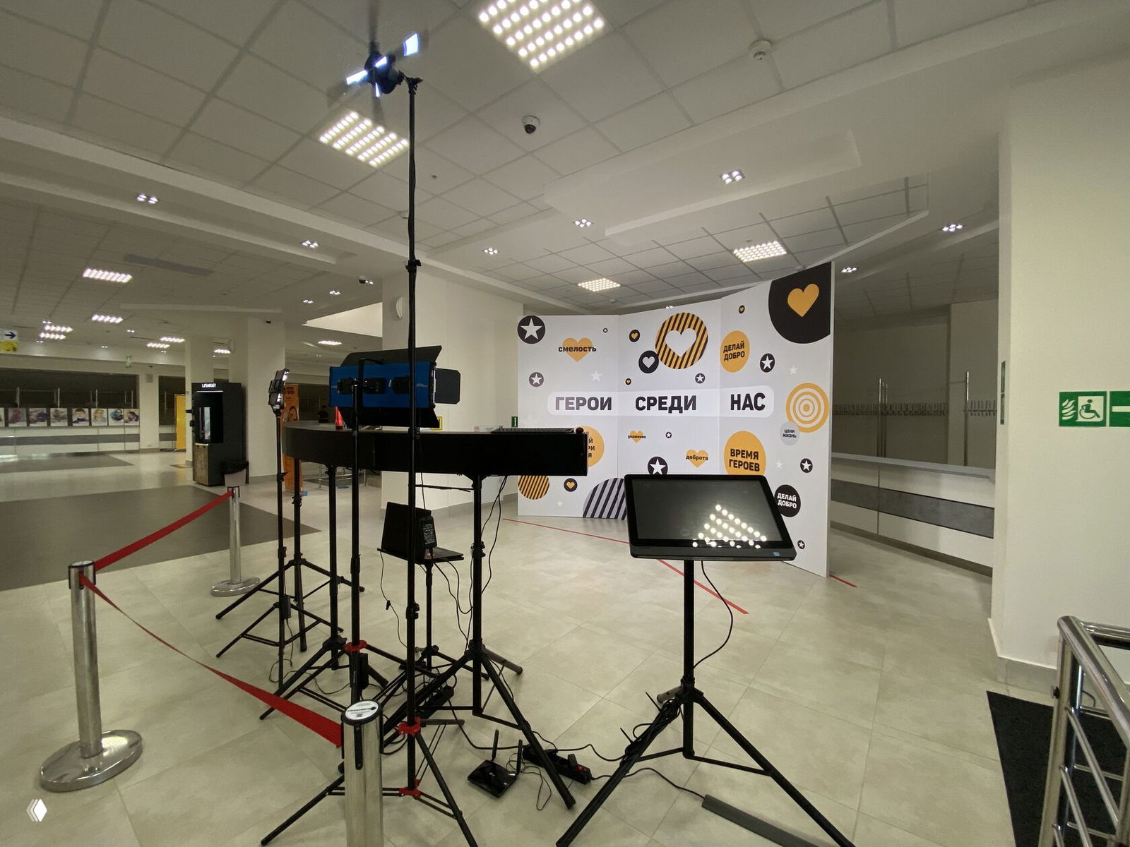 Установка 3D‑фотозоны Bullet Time: стойки и осветительные приборы, монитор и бренд‑фон «Время героев» в фойе мероприятия.