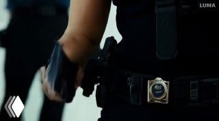 Кадр женщины-полицейского с элементами экипировки на поясе; иллюстрация случая, где модель генерирует человекоподобную фигуру с артефактами в деталях.