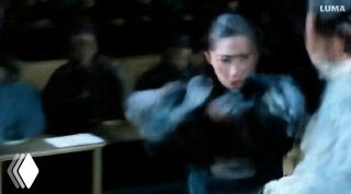 Размытое сценическое движение актёров в постановочной драке; кадр иллюстрирует артефакты движения и размытые конечности при генерации динамики.