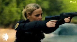 Женщина с оружием в руках в полицейской форме; кадр показывает склонность модели к добавлению разговорной мимики и возможные артефакты деталей экипировки.