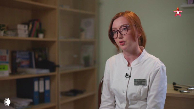 Крупный план: врач-невролог в белом халате в кабинете рассказывает о клиническом случае, диагностике и лечении пациента.