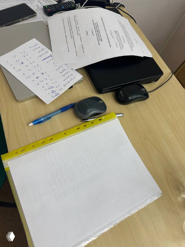 Рабочий стол врача/экзаменатора с ноутбуком, листами экзаменационных заданий, ручкой, медицинскими приборами и чистым бланком для ответов, сцена приёма