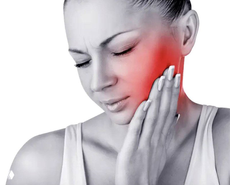 Женщина держится за правую челюсть, лицо подсвечено красным — медицинская иллюстрация локализации и интенсивности лицевой боли
