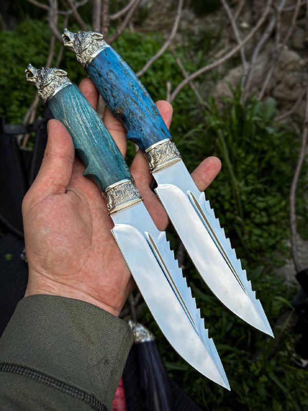 Три ножа с синими и зелёными рукоятями в руках владельца: видны клинки 95х18, мельхиоровые гарды и общая отделка изделий.