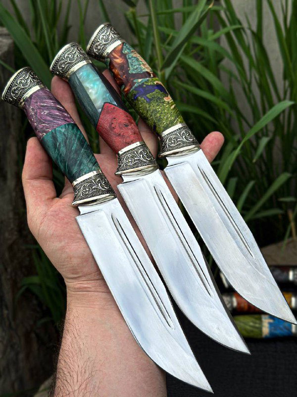 Ещё один вид рукоятей и лезвий в руке: разные сочетания цветов и фактур карельской берёзы и акрила, видно качество шлифовки лезвий и сборки гард