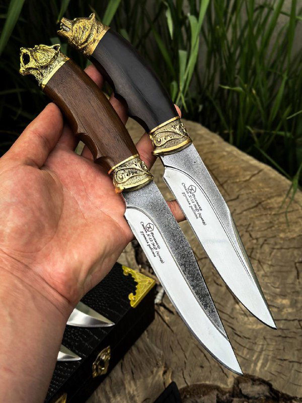 Ещё один вид ножей в руке: видно клеймо производителя на лезвии, полированные кромки и сочетание древесных рукоятей с латунью.