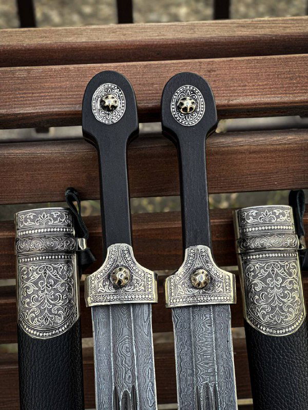 Крупный кадр рукояток и наверший: черный граб, декоративные медные/мельхиоровые вставки с тонкой гравировкой, элементы крепления видны чётко