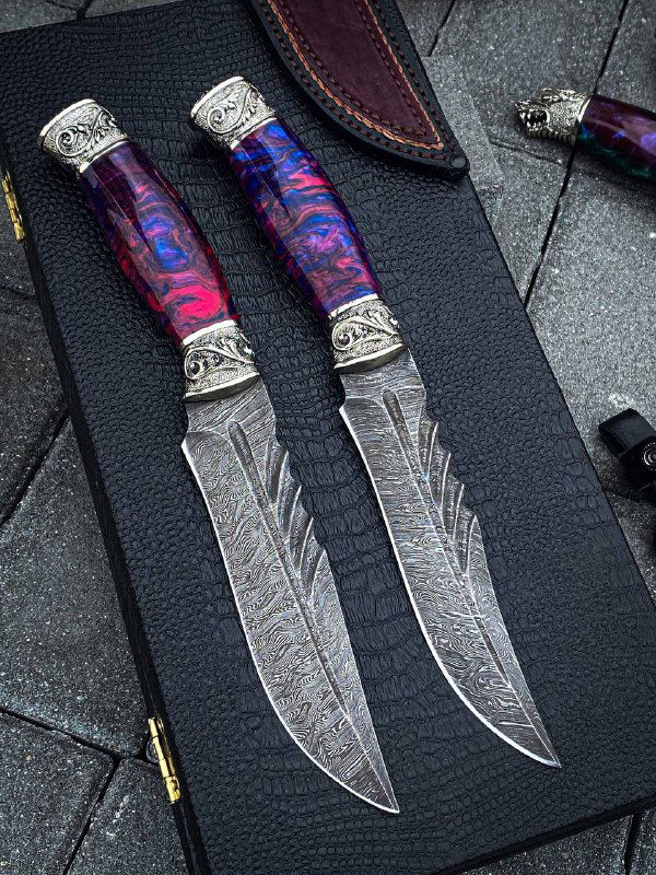 Крупный план рукоятей ножей «Дракон»: яркие акриловые вставки с эффектом перламутра, мельхиоровые навершия и текстура материала.