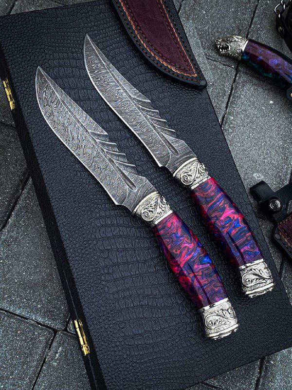 Ещё один ракурс парных ножей «Дракон»: сочетание дамаска и украшенных мельхиоровых гард, вид со стороны обуха и рукояти.