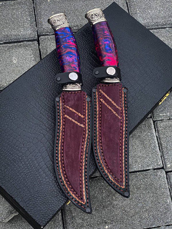 Кожаные ножны для ножей «Дракон» — тёмная кожа с декоративной прострочкой и посадочными отверстиями, пара ножен рядом с клинками.