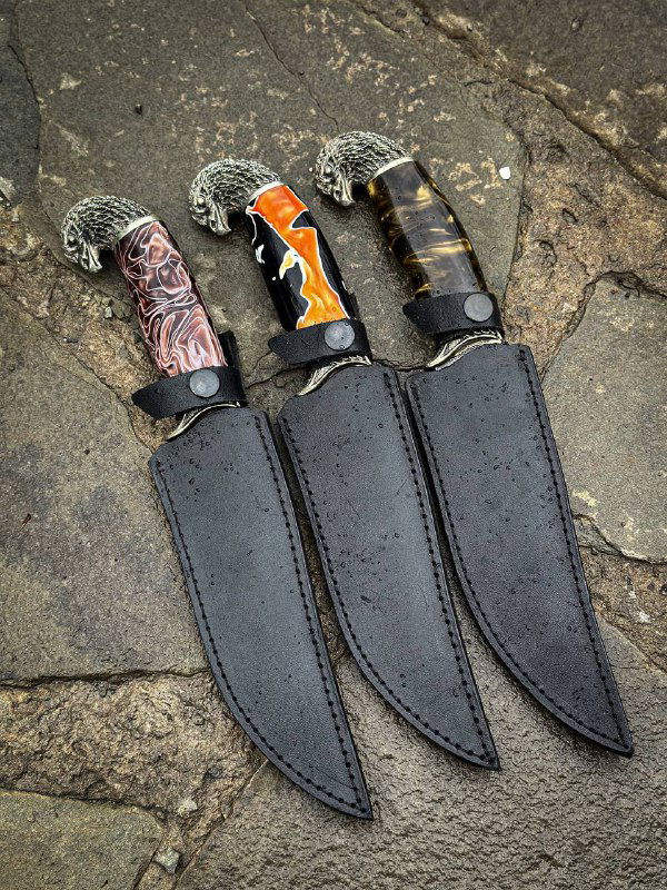 Три ножа «Орлан» в кожаных ножнах: чёрные ножны рядом, вид спереди показывает форму и длину ножей в комплекте.