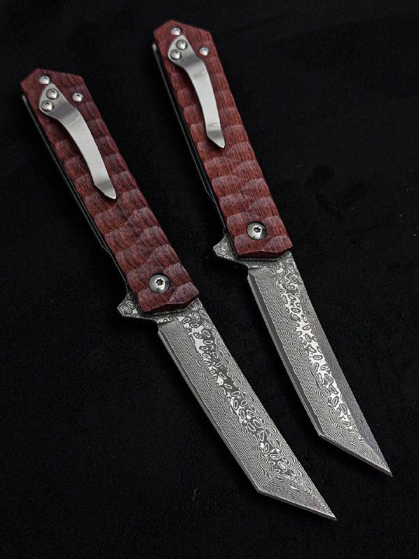 Крупный план двух ножей танто: детальная демонстрация дамасковой структуры лезвия VG10, форма танто и контраст с текстурой деревянной рукояти на чёрном фоне.