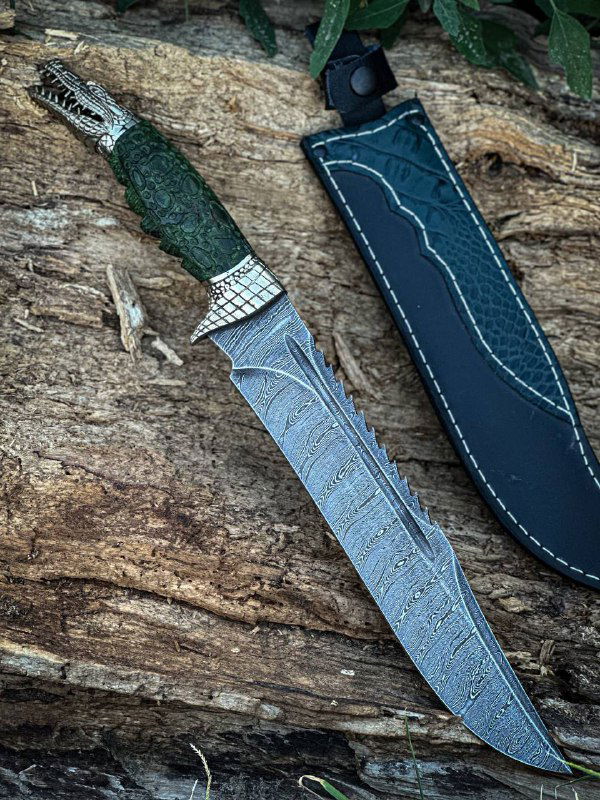 Вид ножа «Крокодил» в горизонтальном ракурсе: клинок дамаск, мельхиоровые гарды и текстура рукояти из карельской берёзы.