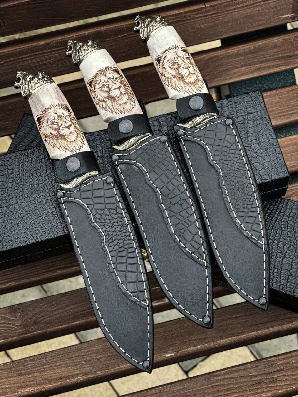 Ножи в кожаных ножнах: черные ножны с прострочкой и готовые комплекты ножей «Лев» с украшенными рукоятями.