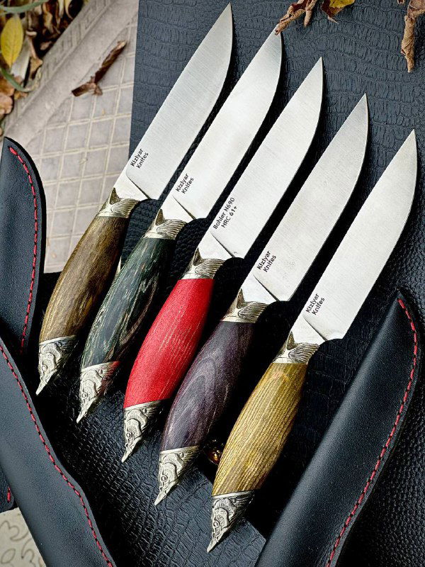 Вид сверху на лезвия ножей «Осётр»: одинаковая форма клинков из N690, чистая обработка режущих кромок и заводская гравировка.