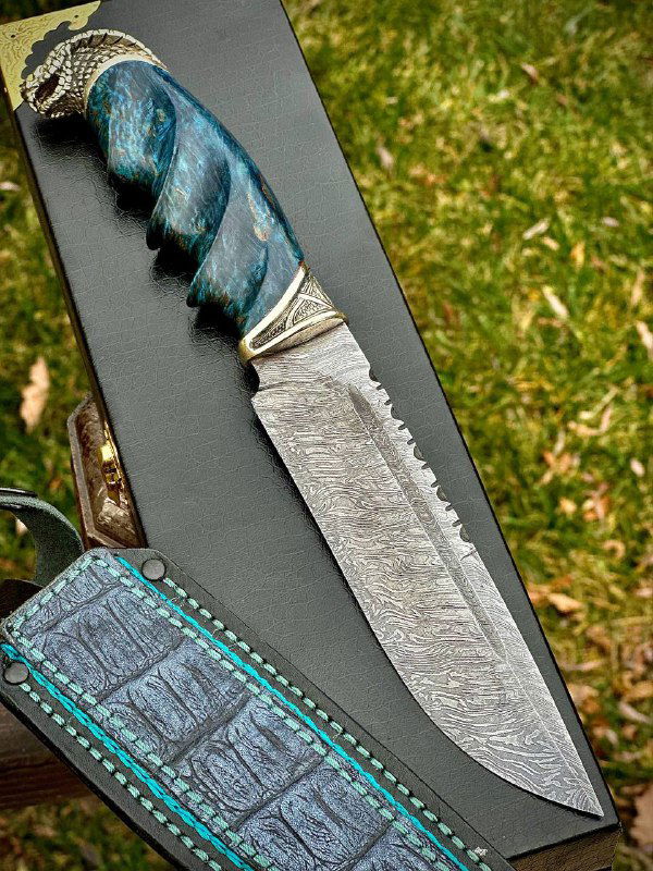 Крупный план клинка и рукояти ножа «Кобра»: отчетливый дамасковый рисунок, волнообразная заточка и рукоять из карельской березы с мельхиоровыми вставками.