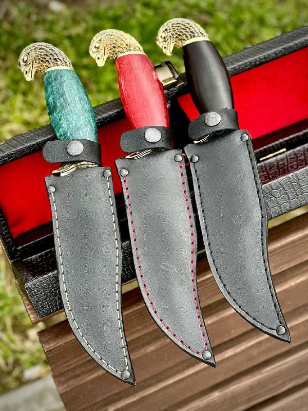 Кожаные ножны трёх ножей модели «Орлан», видны швы, застёжки и посадка ножа в ножнах, комплектность и отделка футляров для хранения.