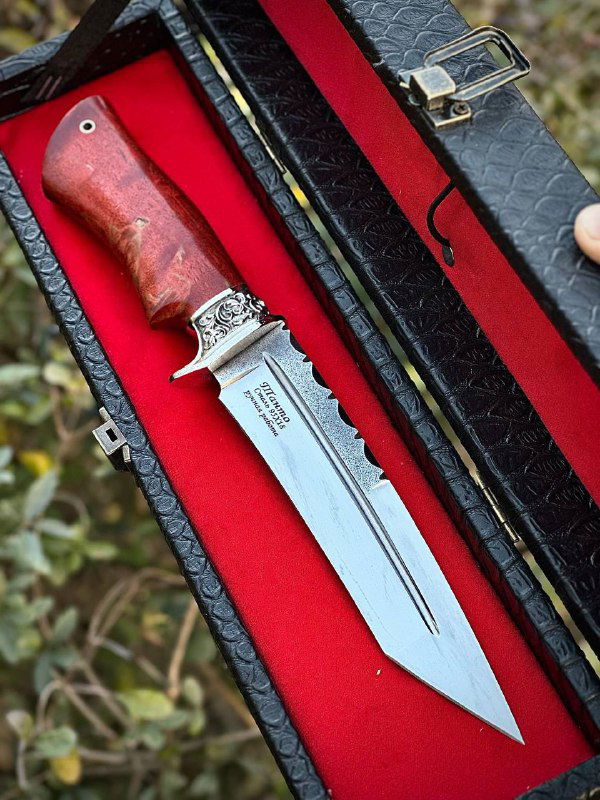 Один нож Танто с красной рукоятью из карельской берёзы, лежащий в открытом декоративном кейсе — чётко виден клинок из стали 95х18 и украшенная гарда.