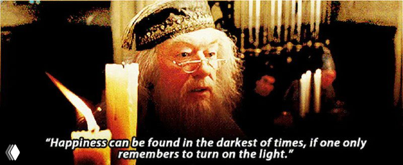 Иллюстрация: портрет мужчины у свечей и цитата, тёплая атмосферная фотография, символ тревоги и надежды в тексте.