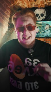 Кадр молодого ведушего в очках перед камерой — вертикальное видеоформатное изображение, типичное для TikTok и Reels проекта «За хлеб».